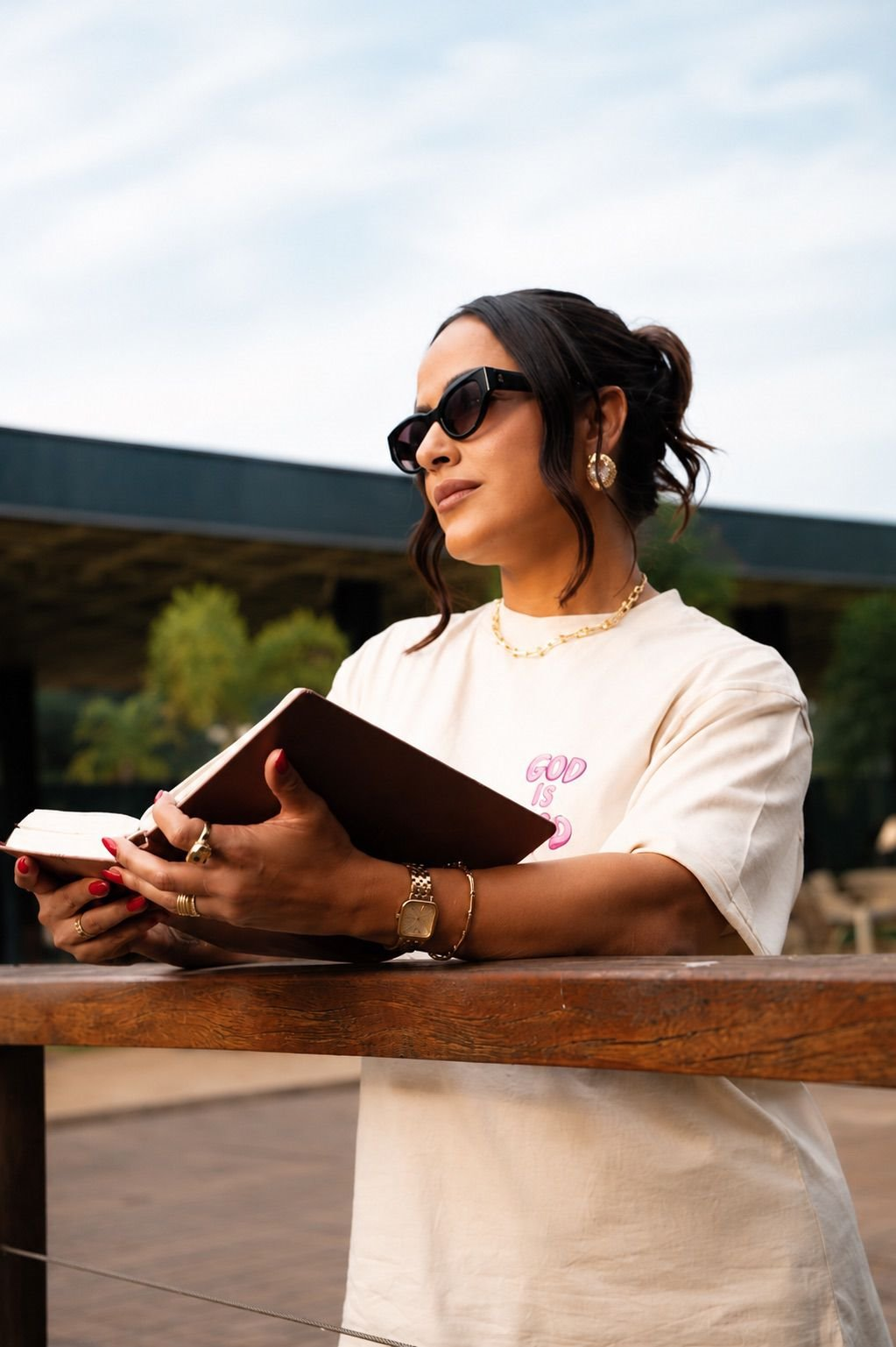 Camila Meneses lendo a Bíblia ao ar livre