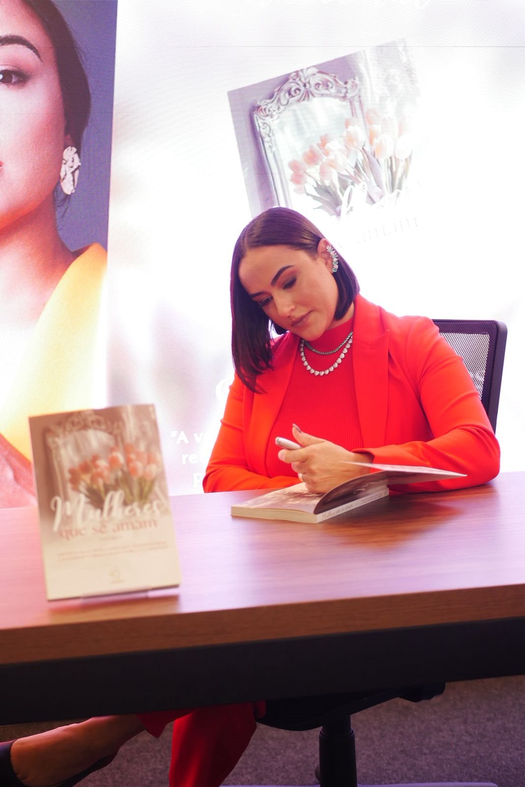Camila autografando livros no lançamento