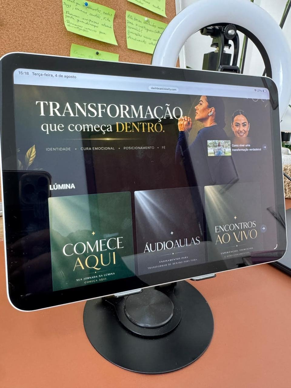 Plataforma da Comunidade LÚMINA aberta em um tablet